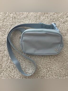 Lululemon Belt Bag in 1L Foam Cloud Silver